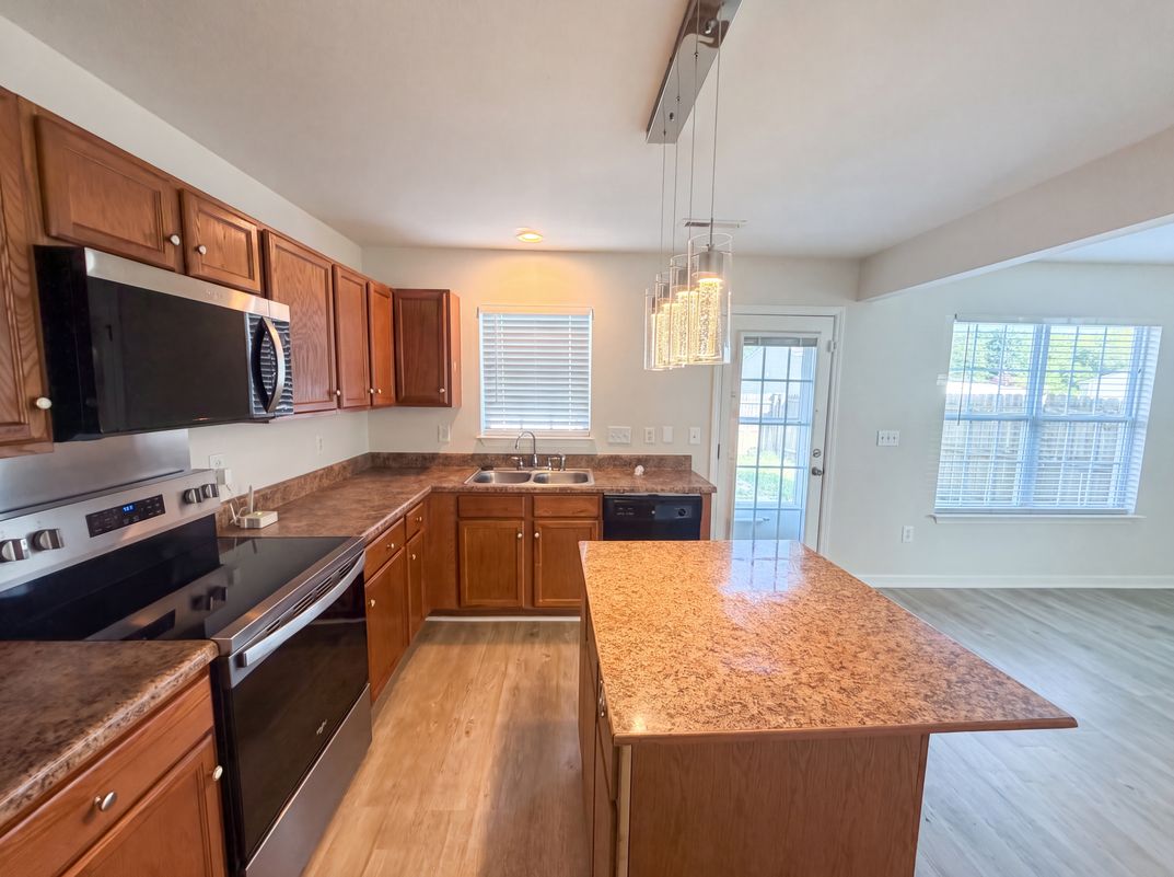 Photo 7 of 20 of 4824 Yellow Locust Dr, Browns Summit, NC