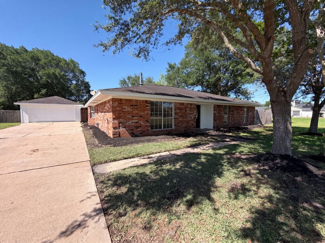 Photo 17 of 18 of 5917 Raza Rd, Pearland, TX