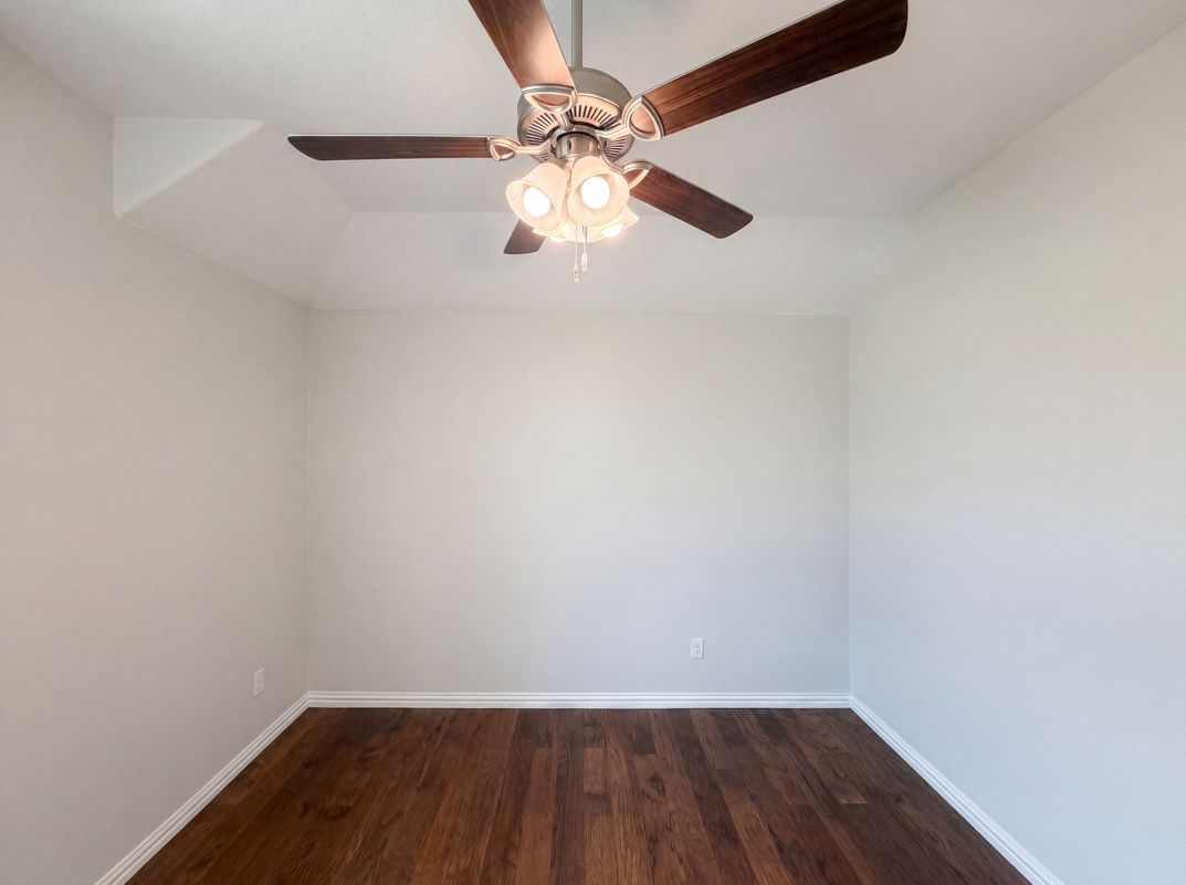 Photo 4 of 20 of 709 Ravenwood Dr, Saginaw, TX