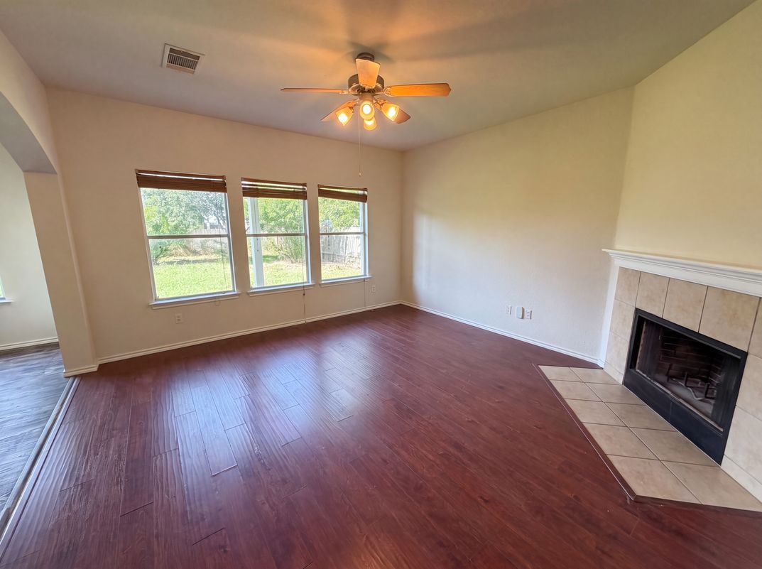 Photo 8 of 20 of 206 Almquist St, Hutto, TX