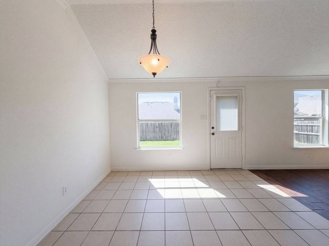 Photo 14 of 21 of 501 W Clover Park Dr, Fort Worth, TX