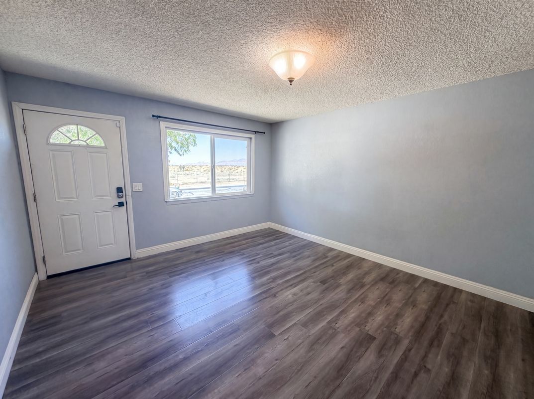 Photo 9 of 24 of 15929 La Verida Dr, Victorville, CA