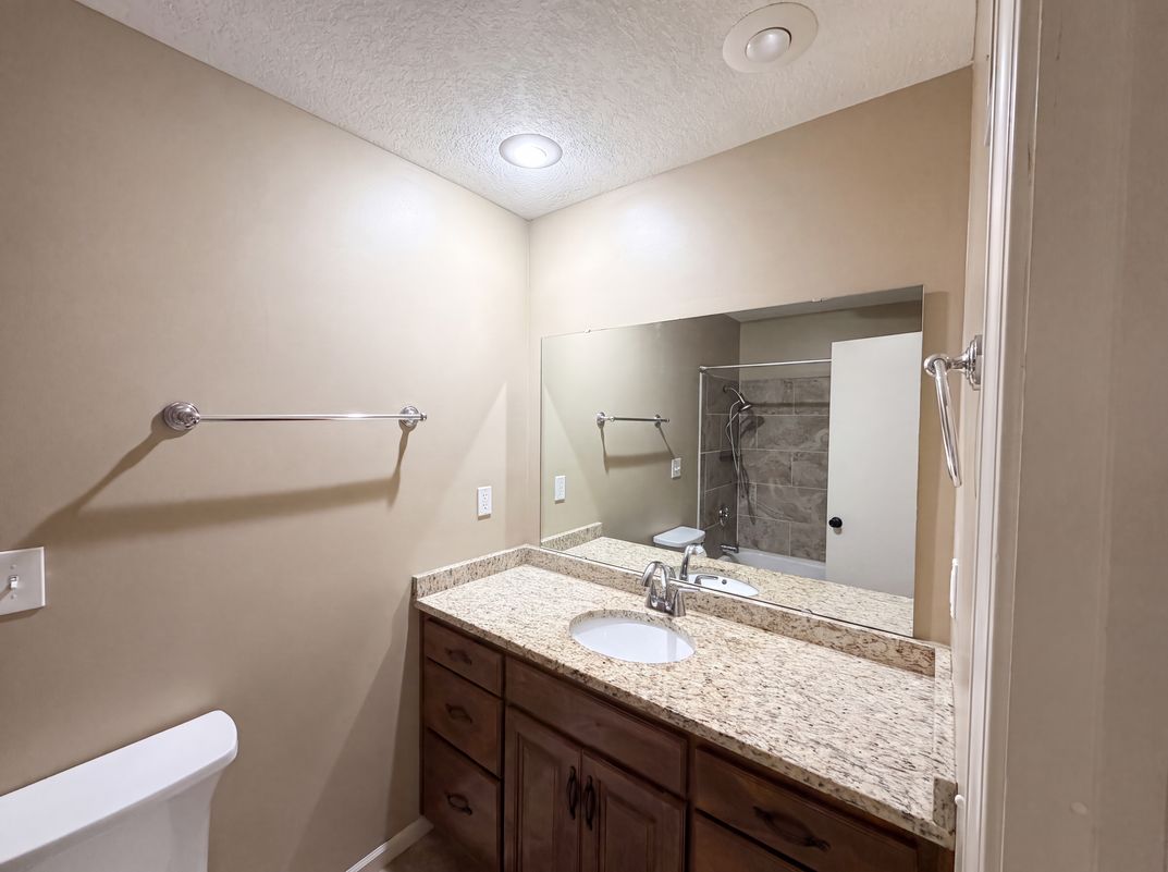 Photo 10 of 23 of 4321 NW Briarcliff Ln, Kansas City, MO
