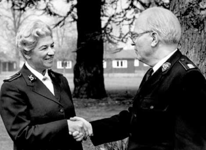 1986: General-elect Eva Burrows with General Jarl Wahlström