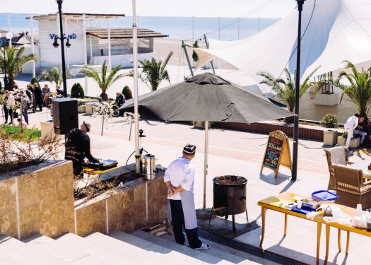 Restaurant near the beach that can benefit from a tourism marketing strategy