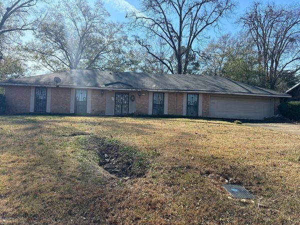 Claiborne St, Natchez, MS 39120