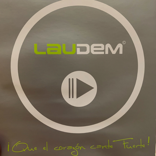 Que el corazón cante fuerte Cover Art Blurred Background