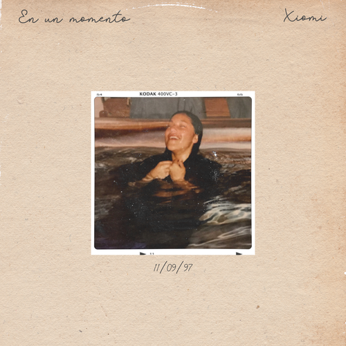 En un Momento Cover Art Blurred Background