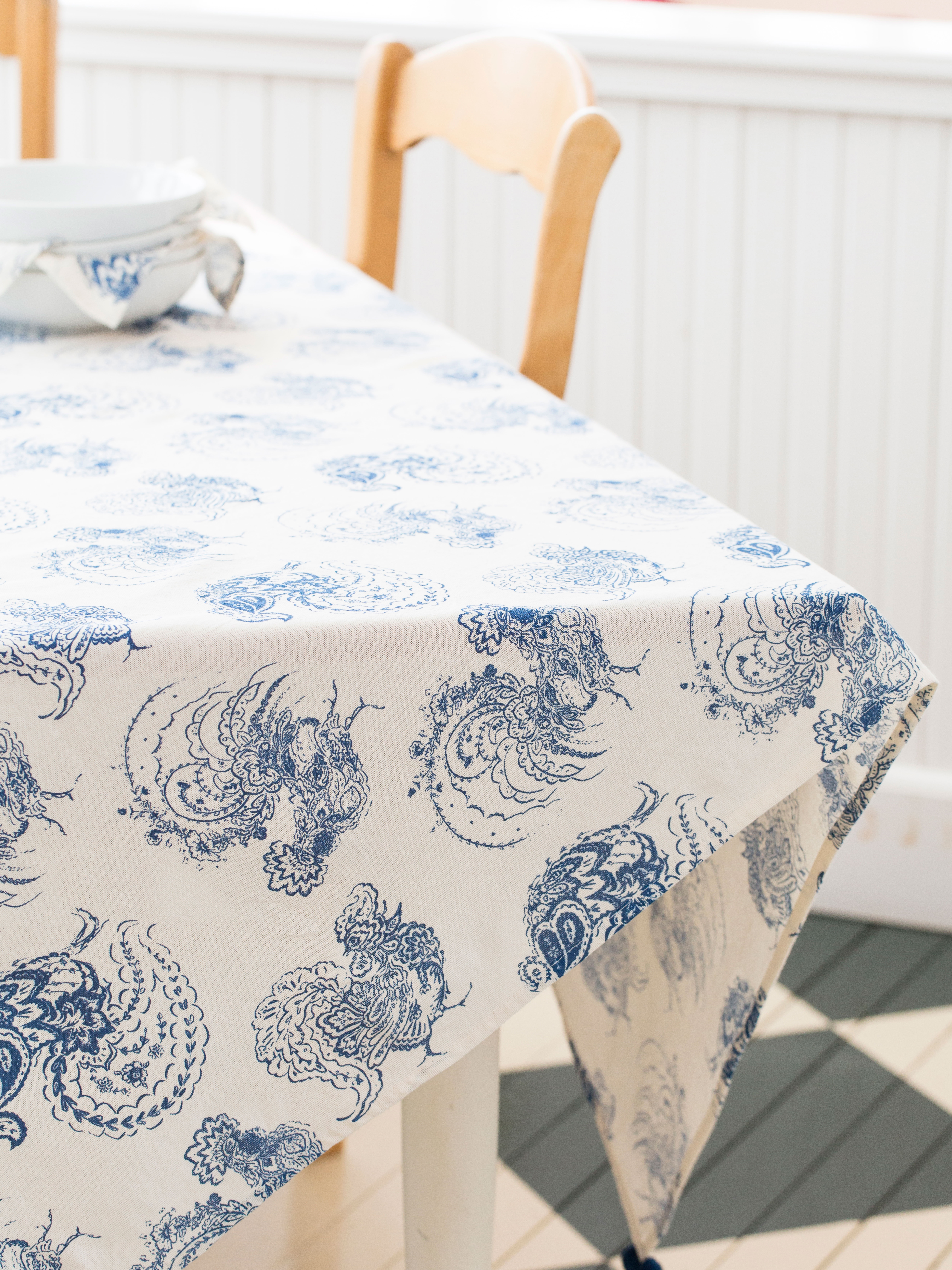 Backyard Rooster Tablecloth Linens & Kitchen, Tablecloths Beautiful