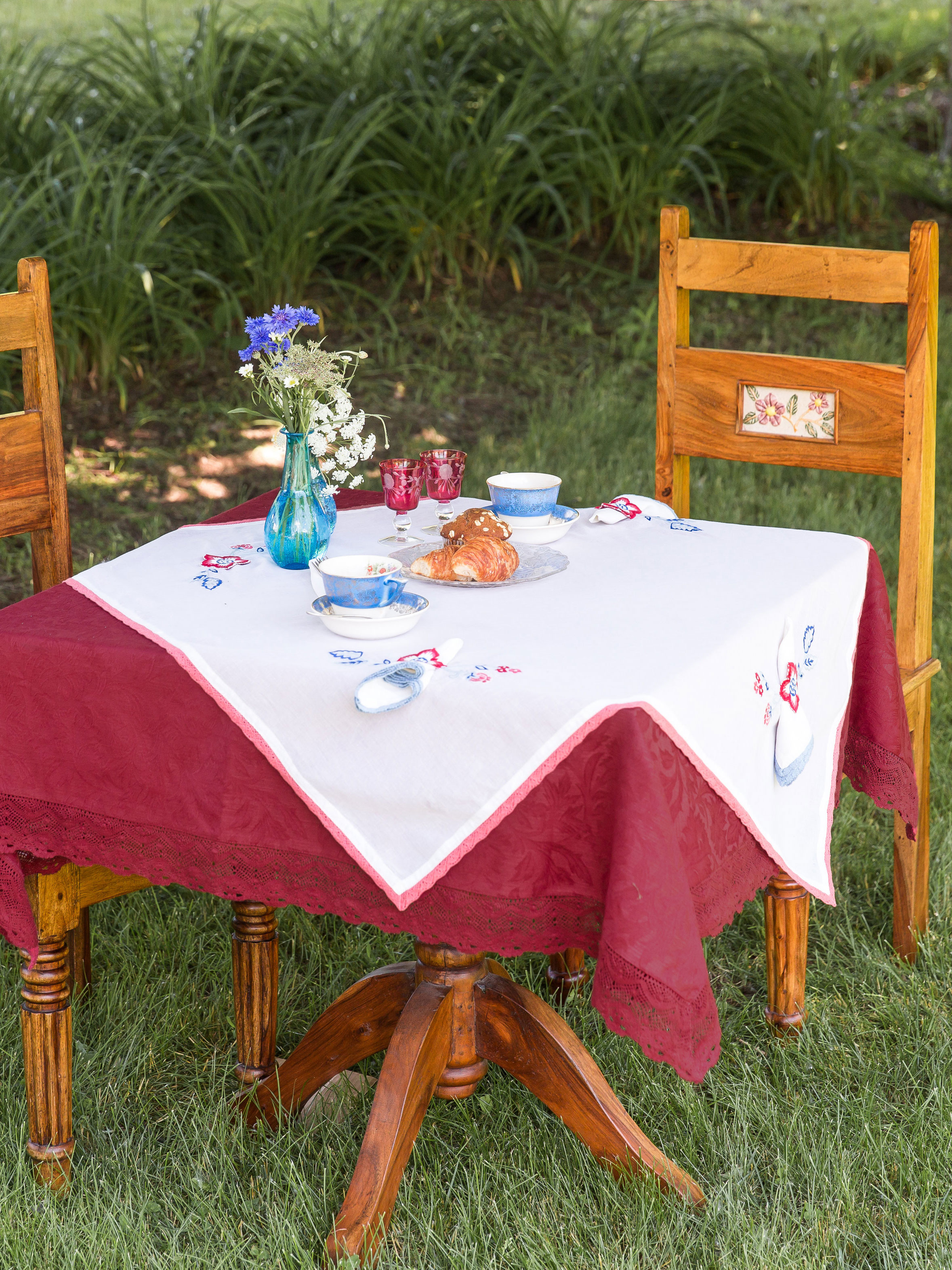 Bridge Party Embroidered Tablecloth Set Linens & Kitchen, Tablecloths