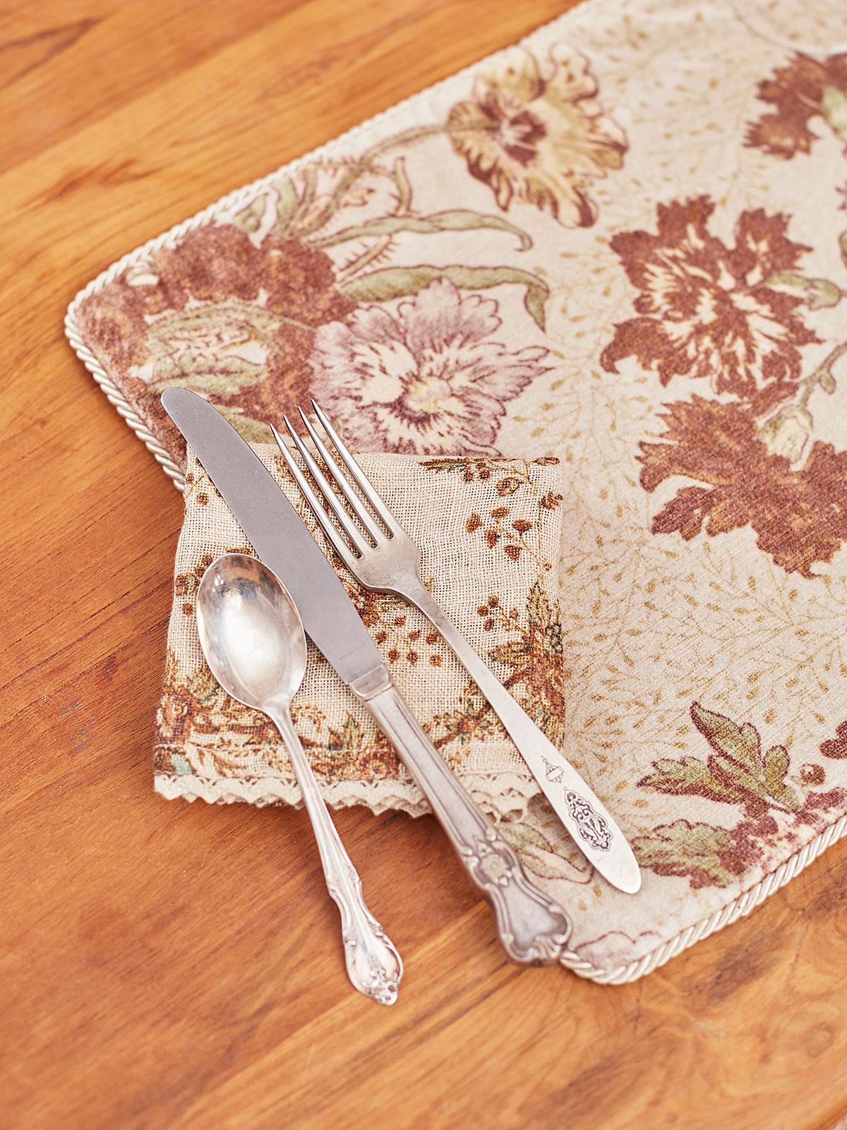 Jaipur Garden Velvet Single Placemat Attic Sale, Linens & Kitchen