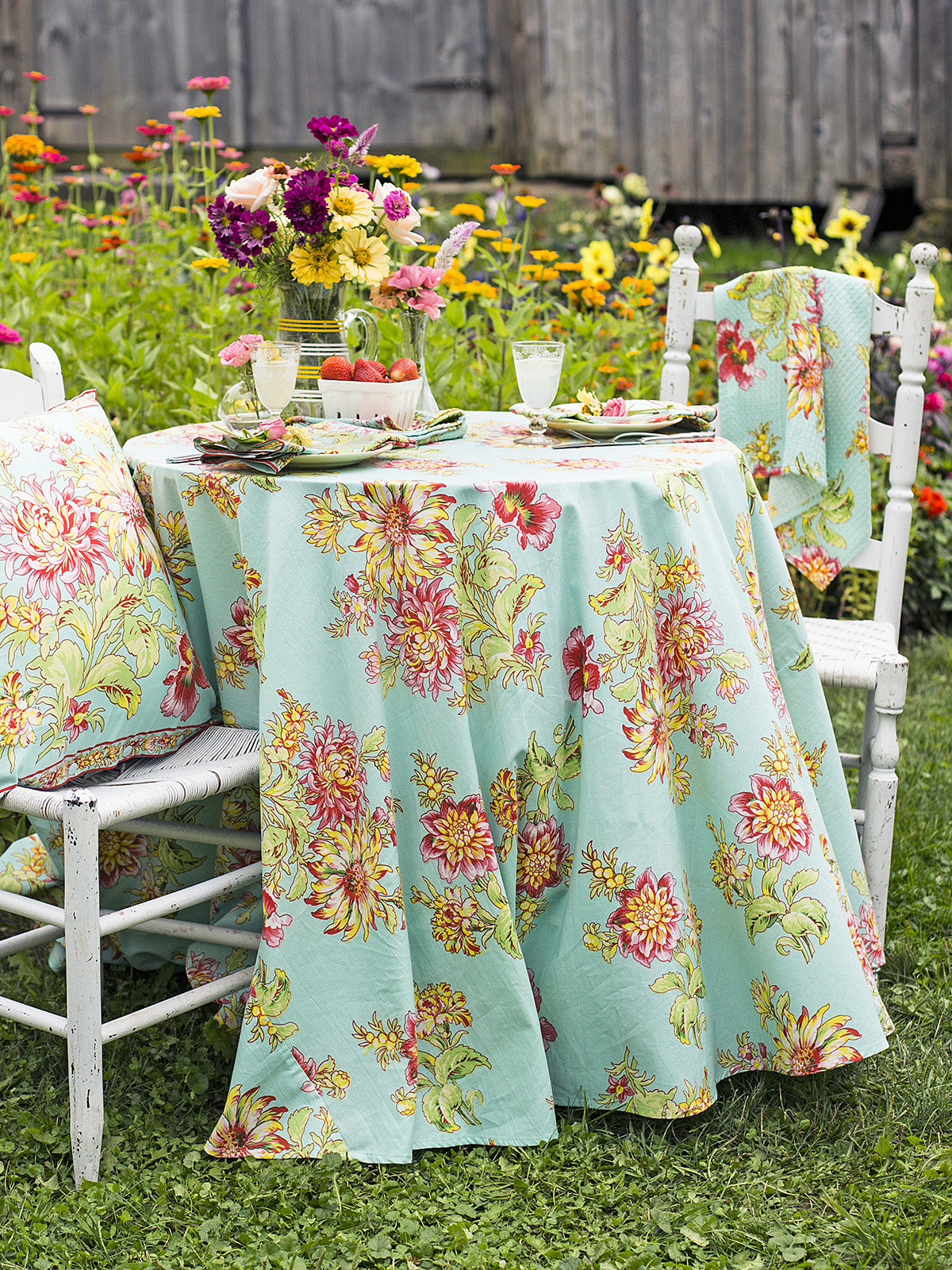 Dahlia Days Round Cloth Kitchen & Table Linens, Tablecloths