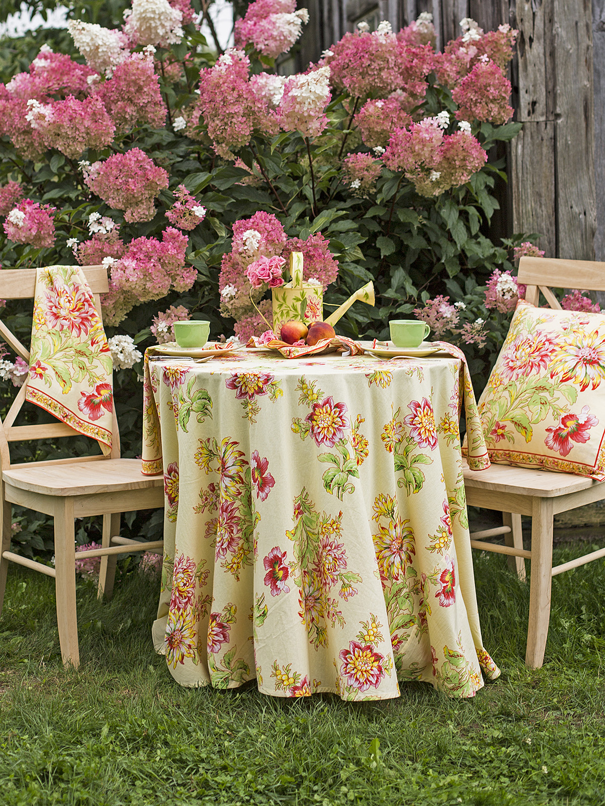 Dahlia Days Round Cloth Kitchen & Table Linens, Tablecloths