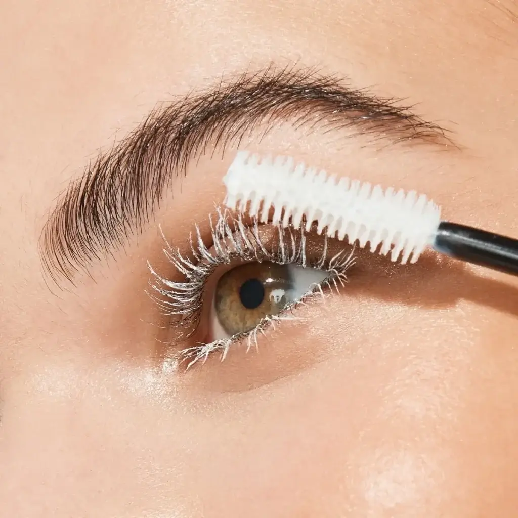 joah-lup_lashuprisingprimer_closeup-primerapplication | BEAUTIFY.TIPS a close up of a woman applying JOAH beauty Lash UPrising Boosting Primer in white