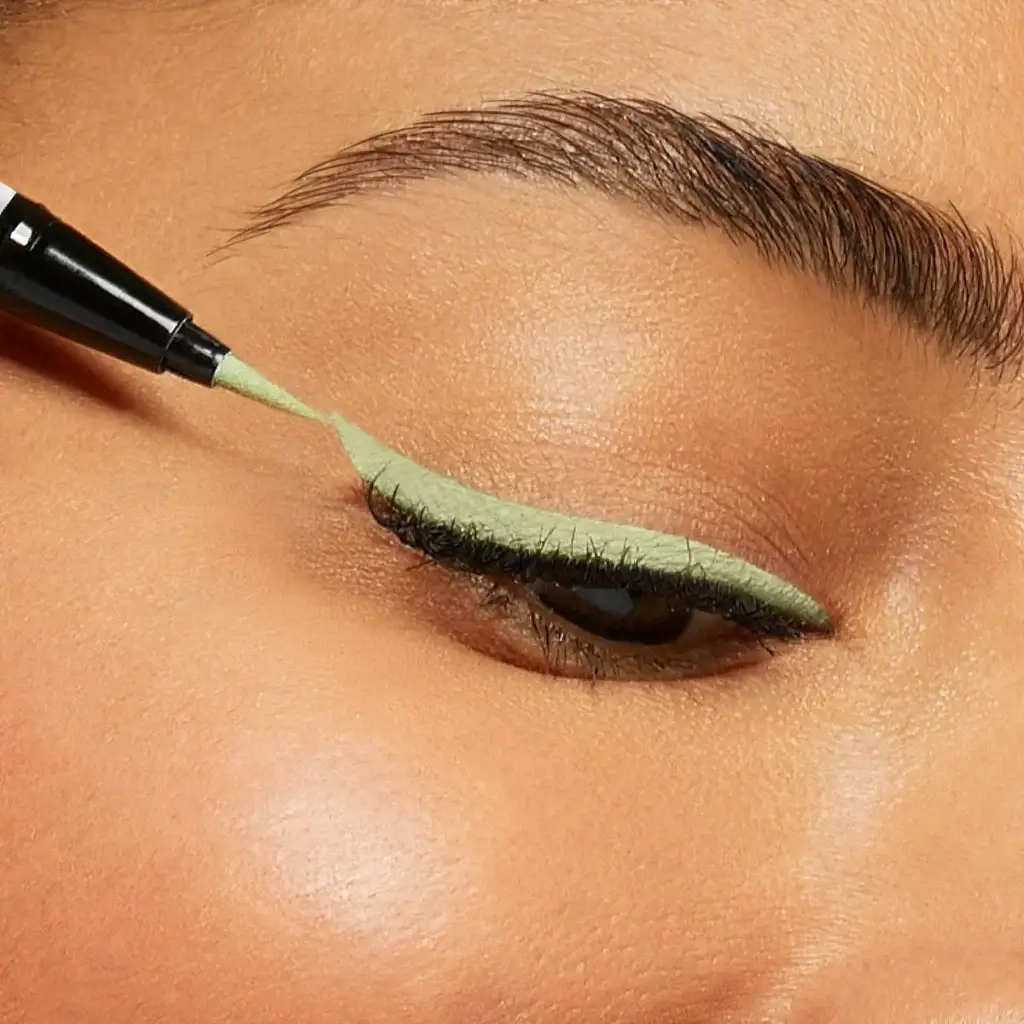 joah-pasteleyeliner-deeptonemodel-closeup-pistachio-eyeopenwithtip_1 | BEAUTIFY.TIPS
