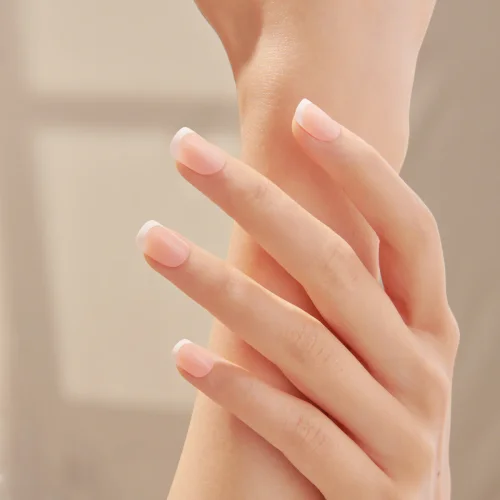 Chic French Nails | BEAUTIFY.TIPS French Girl Styles