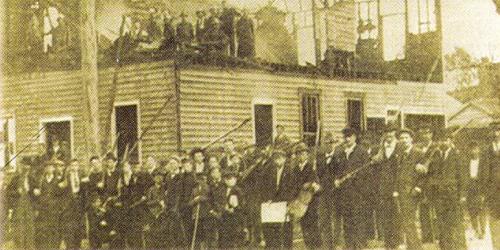 Collier's Weekly Photograph of Mob Outside Wilmington, N.C. Courthouse, Nov. 12, 1898 Collier's Weekly Photograph of Mob Outside Wilmington, N.C. Courthouse, Nov. 12, 1898