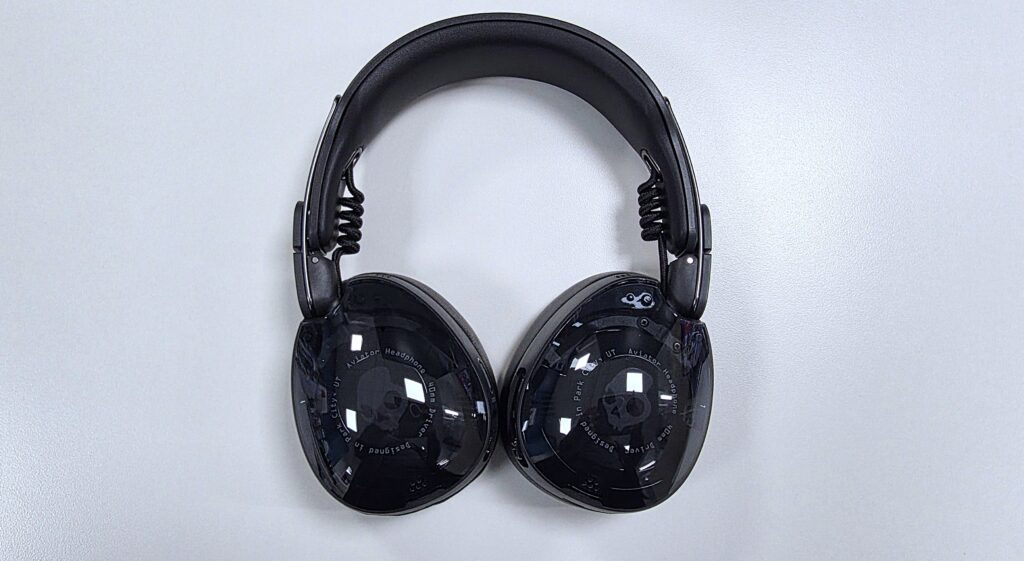 Skullcandy Aviator 900 ANC laying flat