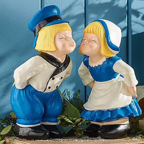 Kissing Dutch Couple Statue Premium Dutch Flower Bulbs