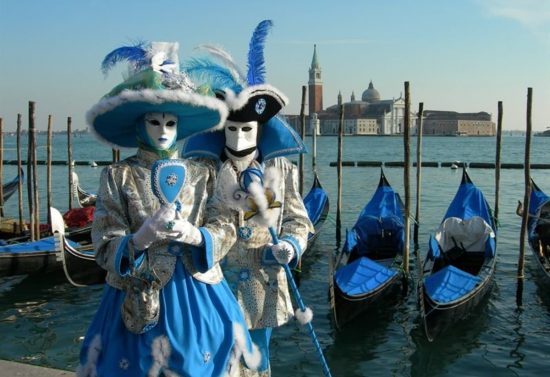 Gran Canal de Venecia con góndolas navegando entre palacios históricos al atardecer dorado