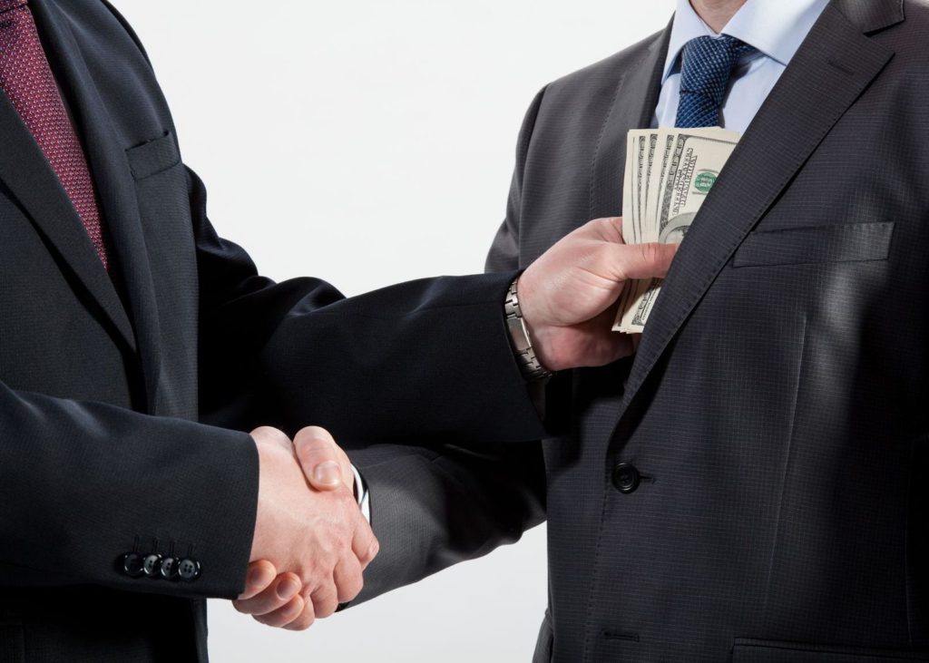 curar a un funcionario corrupto
