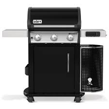 Moderno asador de gas Weber de color negro, con tres quemadores, gabinete cerrado y mesas laterales para preparación.
