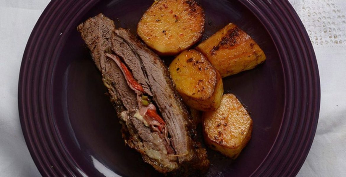 Cómo preparar vacío relleno al horno con papas