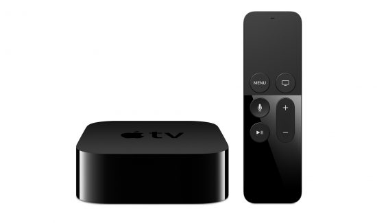 Apple TV y mando Siri Apple TV con su mando Siri frente a fondo blanco