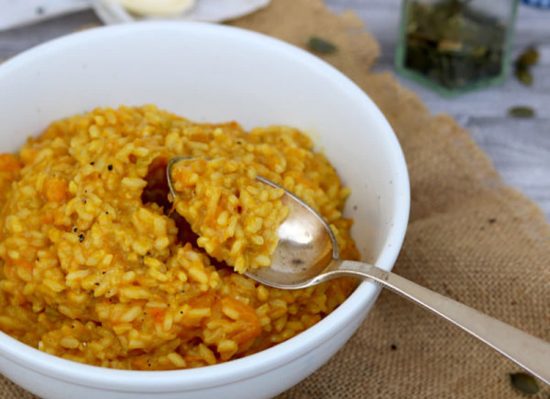 Dale Más Sabor a tu Quinoa Plato hondo con quinoa cremosa cocinada en caldo de verduras, una alternativa sabrosa para darle más sabor.