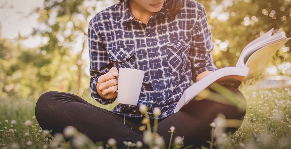 Joven disfrutan la lectura al aire libre