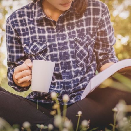 Joven disfrutan la lectura al aire libre