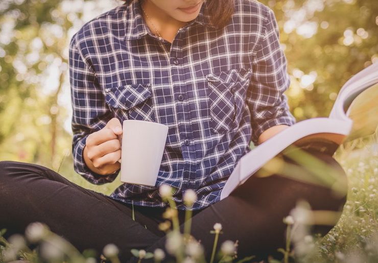 Joven disfrutan la lectura al aire libre