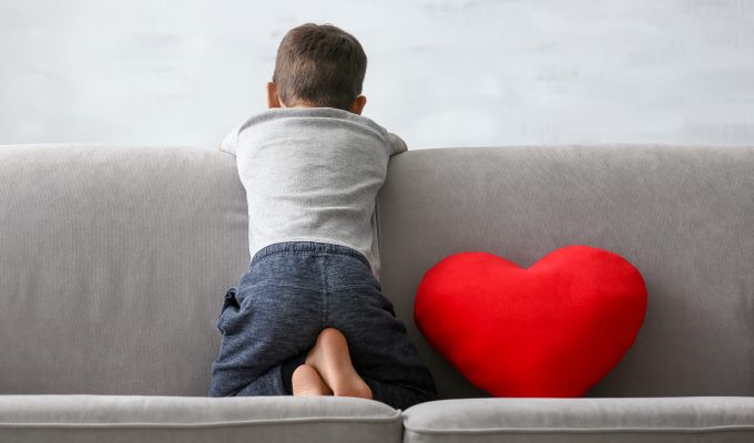 niño con autismo mirando la pared