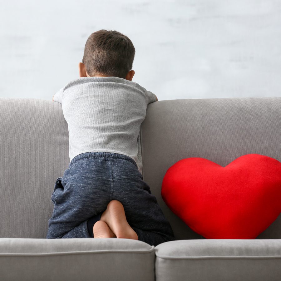 niño con autismo mirando la pared