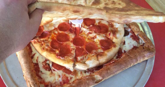 Caja de pizza hecha de pizza