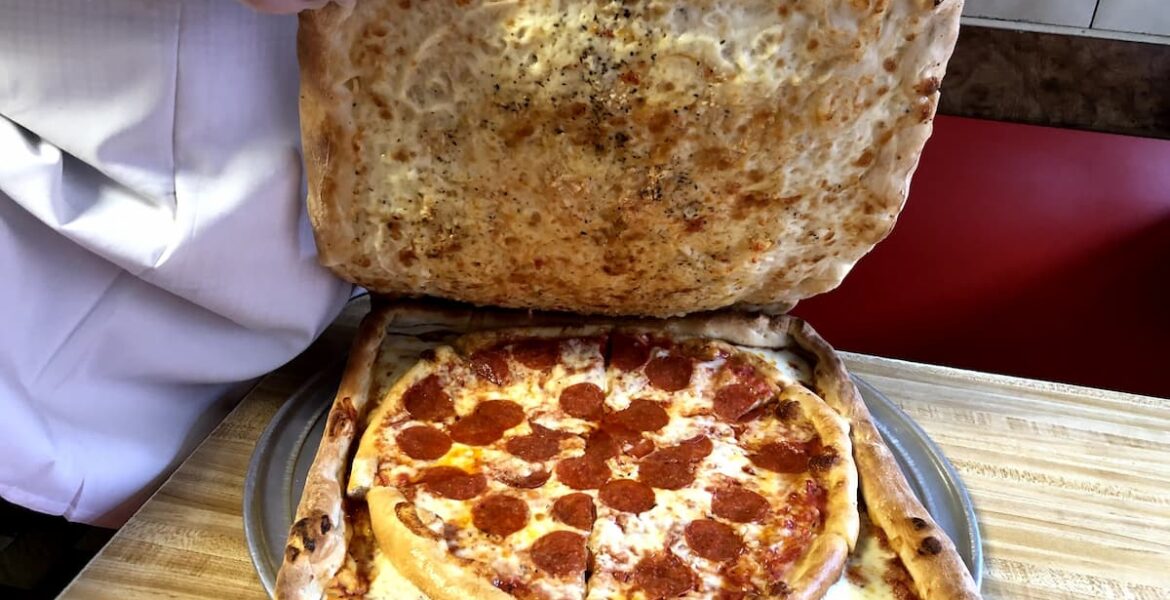 caja de pizza hecha de pizza en ny