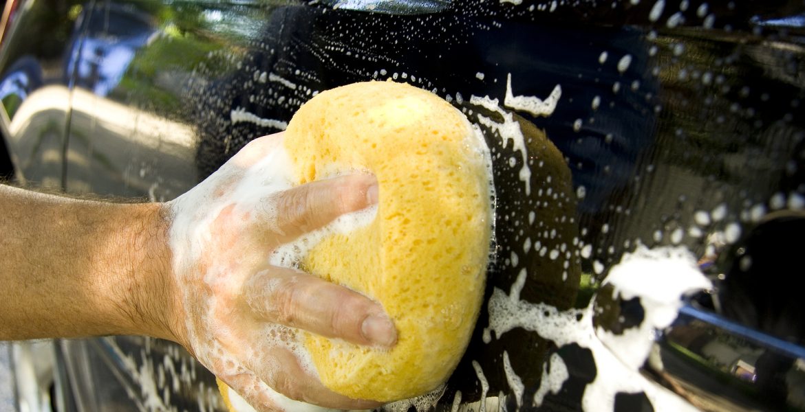 Cómo lavar un auto a mano y dejarlo reluciente 4