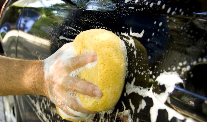 Cómo lavar un auto a mano y dejarlo reluciente 2