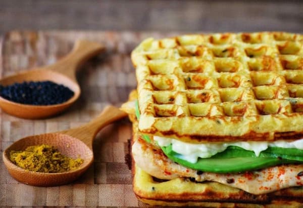 Waffls con pasta de atún y aguacate, condimentado con cúrcuma y pasas.