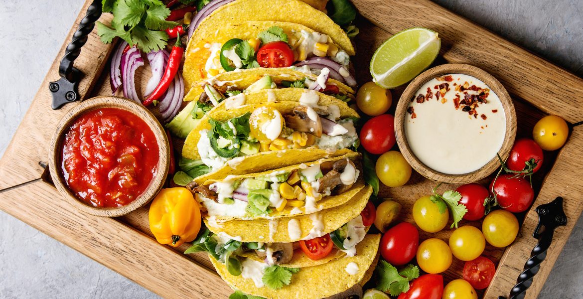 Bandeja con comida vegetariana coloridad y saludable