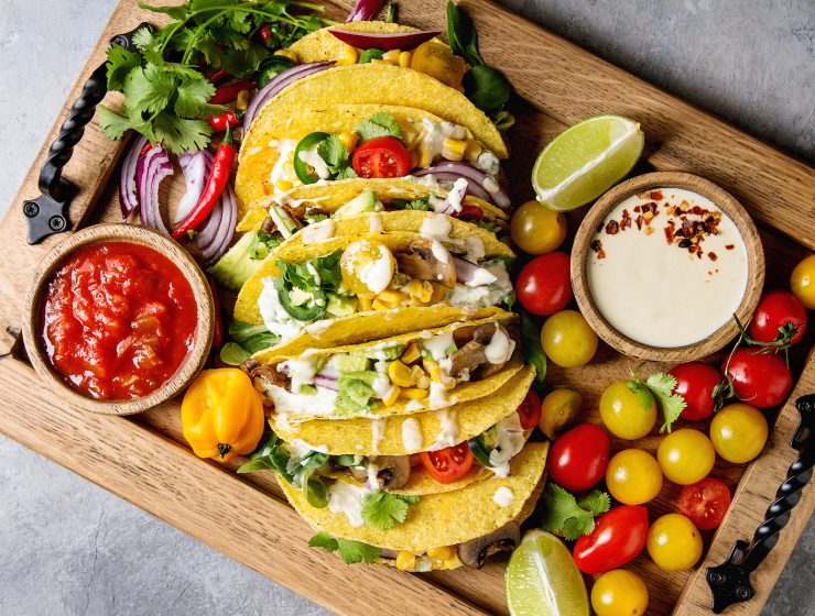 Comidas vegetarianas: recetas fáciles para llevar al trabajo 3 Bandeja con comida vegetariana coloridad y saludable