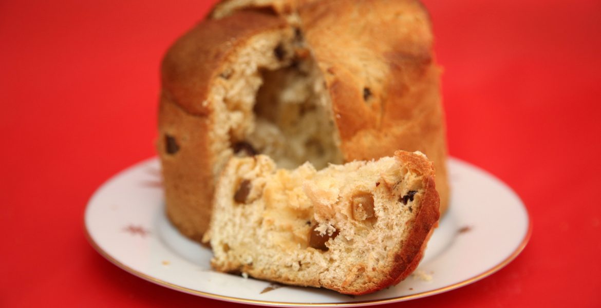 Pan dulce casero con frutas secas sobre un plato blanco.