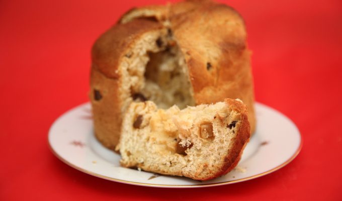 Pan dulce casero con frutas secas sobre un plato blanco.