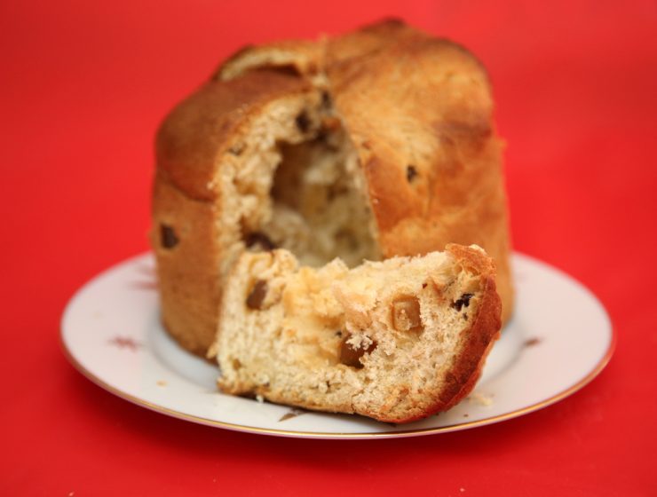 Cómo hacer pan dulce para celíacos: receta fácil 2 Pan dulce casero con frutas secas sobre un plato blanco.
