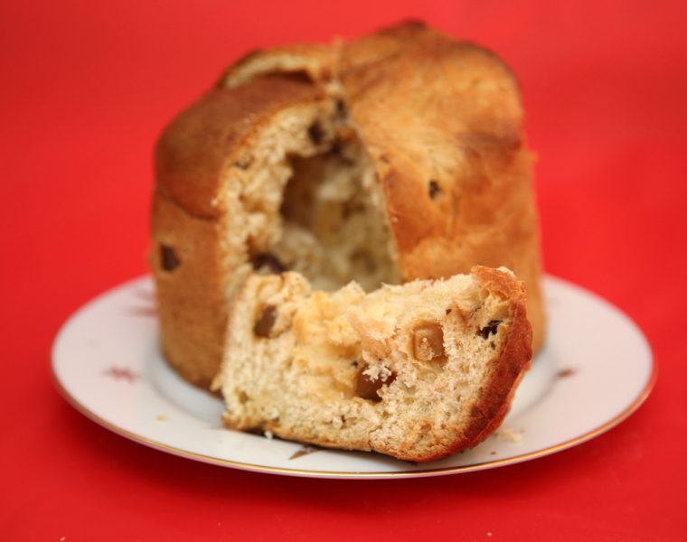 Pan dulce casero con frutas secas sobre un plato blanco.