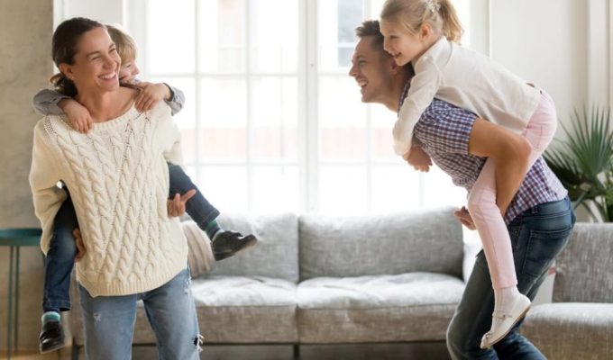 padres jugando con niños