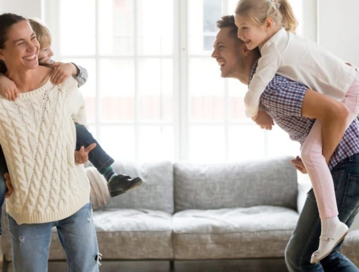 padres jugando con niños