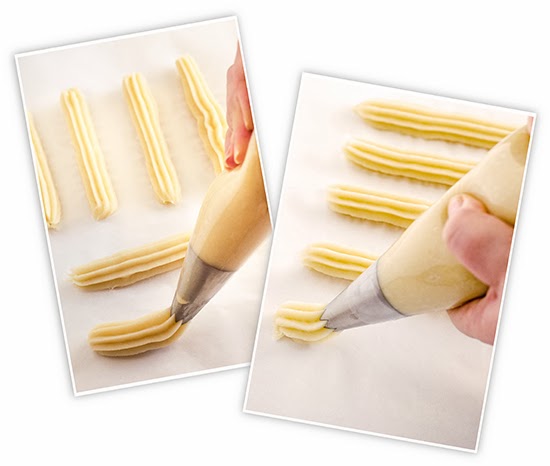 Mano sosteniendo manga pastelera con masa de churros lista para freir