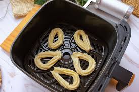 Imagen del momento de cocción, donde los churros adquieren su textura crujiente y color dorado característico