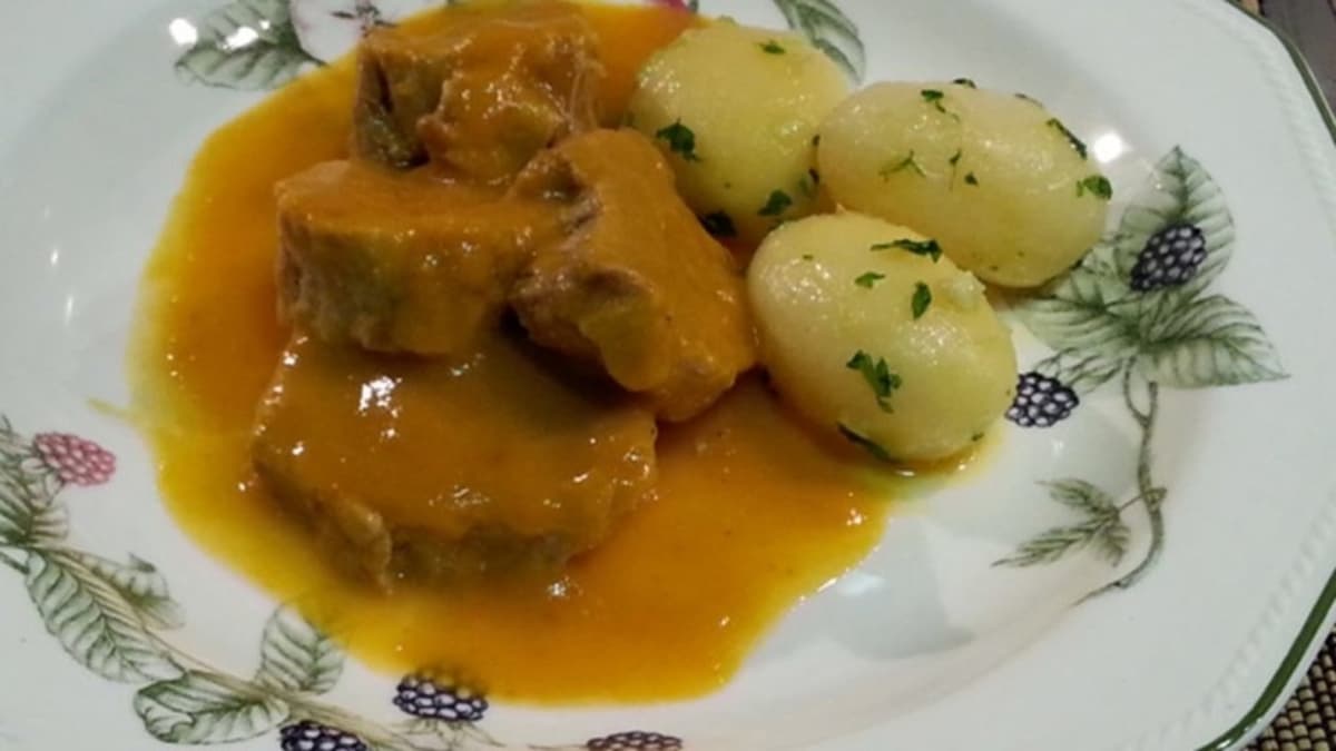 El solomillo de cerdo con patatas es una comida muy rendidora para Navidad El solomillo de cerdo con patatas es una comida muy rendidora para Navidad